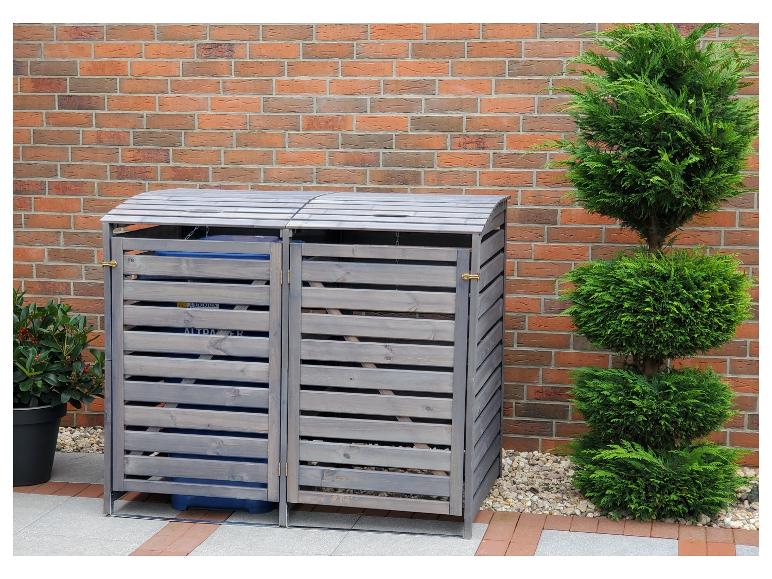 Zwei graue Mülleimer aus Holz in einem Garten.