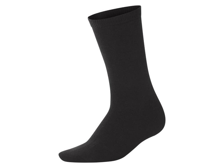 Eine einzelne schwarze Socke auf weißem Hintergrund.