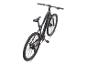 Schwarzes E-Mountainbike mit digitalem Display am Lenker.