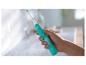 Eine Hand hält eine mintgrüne Philips Sonicare elektrische Zahnbürste.