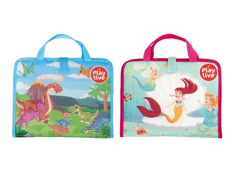 Zwei Playtive-Aktivitätsbücher, eines mit Dinosauriern und eines mit Meerjungfrauen.