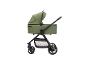 Olivgrüner Kinderwagen mit schwarzem Gestell und Rädern, Seitenansicht.