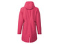 Ein rosafarbener Regenmantel mit Kapuze.