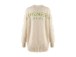Beiger Oversize-Strickpullover mit grünem Schriftzug auf dem Rücken.