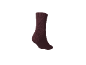 Ein einzelner, dunkelroter Socken mit Anti-Rutsch-Noppen auf weißem Hintergrund.