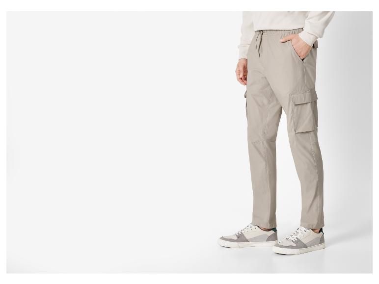 Beige Cargohose und lässige Sneaker.