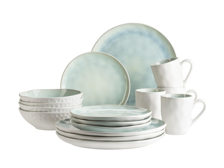 Ein Geschirr-Set mit blauen und weißen Tellern, Schalen und Bechern.