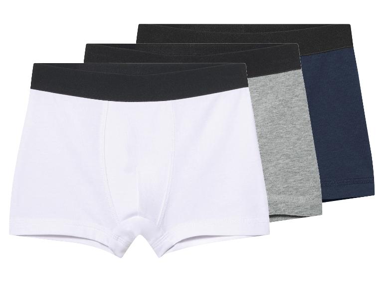 Drei Boxershorts: weiß, grau und dunkelblau, mit schwarzem Bund.