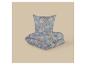 Bettwäsche-Set mit rosa Pfingstrosen-Blumenmuster auf blauem Hintergrund.
