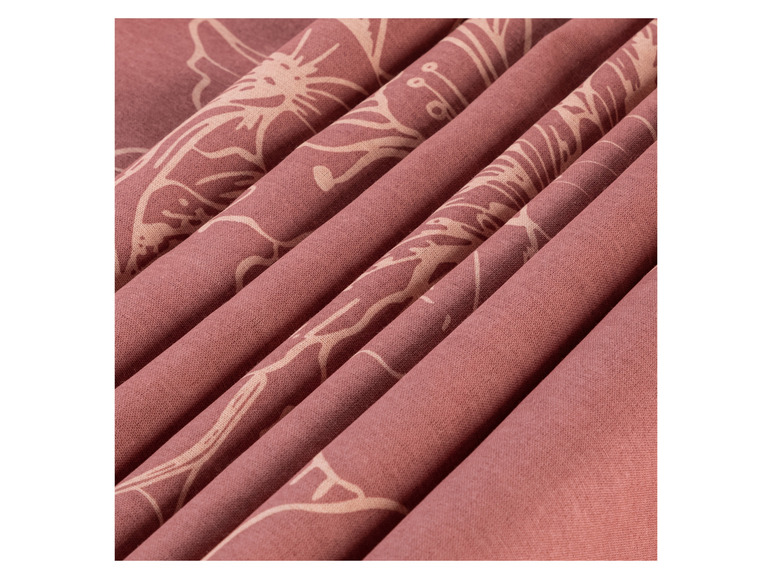 Roter Stoff mit Blumenmuster.