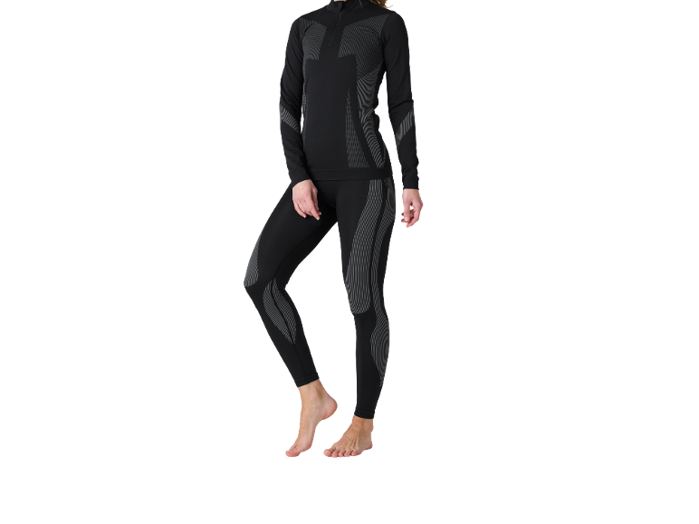 Frau in schwarzem langärmeligem Thermotop und passenden Leggings mit grauen Mustern.