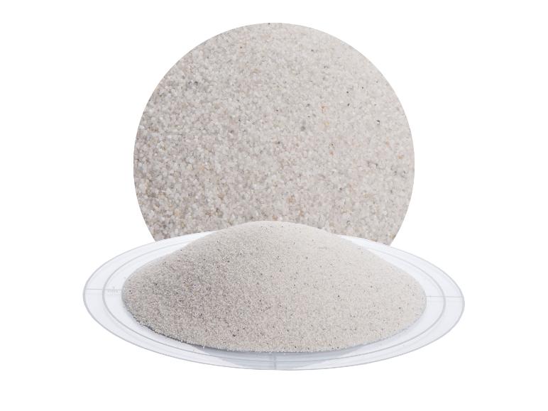 Ein Haufen feiner weißer Sand auf einer transparenten Platte, mit einer Nahaufnahme des Sandes darüber.