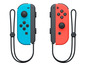 Zwei Nintendo Switch Joy-Cons, einer blau und einer rot, mit Handgelenkschlaufen.