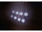Leuchtende weiße Schneeflockenlichter hängen vor dunklem Hintergrund.
