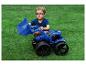 Kleiner Junge spielt mit blauem Spielzeugbagger auf grünem Gras.