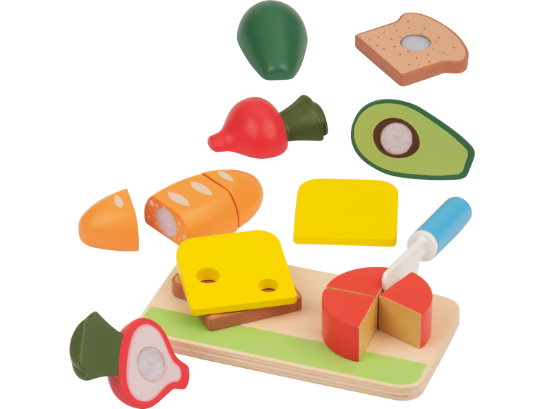 Holzspielzeugessen mit Brot, Käse, Avocado und Gemüse auf einem Schneidebrett mit Messer.