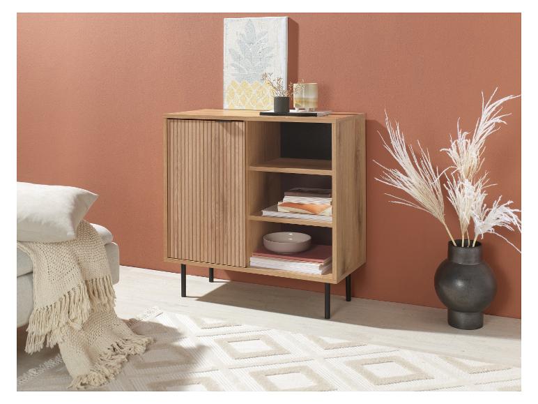 Helles Holzschrank mit Regalen und Dekoartikeln.