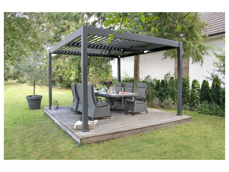 Moderne Pergola mit grauen Rattan-Gartenmöbeln auf einer Terrasse.