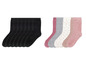 Schwarze Socken und farbige Socken mit Punkten