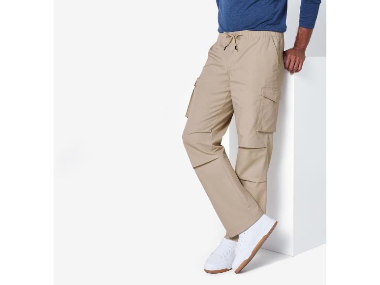 Beige Cargohose mit weißen Sneakers.