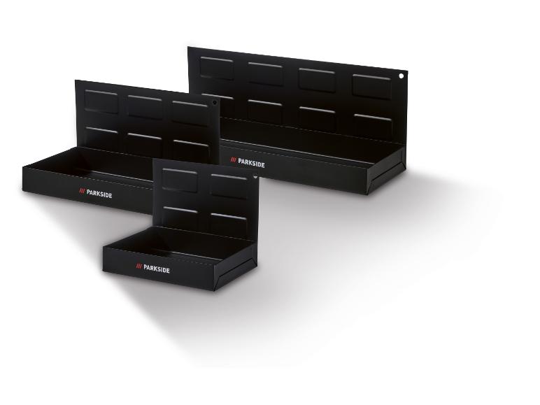 Drei schwarze Parkside Wandregale aus Metall mit geprägten Details.