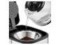 Wasser wird in eine Kaffeemaschine mit Kaffeefilter gegossen
