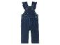 Ein blauer Jeansoverall mit Herzdetails für Babys.