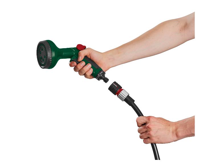 Eine Hand hält einen Gartenschlauch mit einer Parkside Spritzpistole.