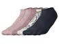 Fünf Paar Socken in Rosa, Dunkelrosa, gestreift und Dunkelblau.