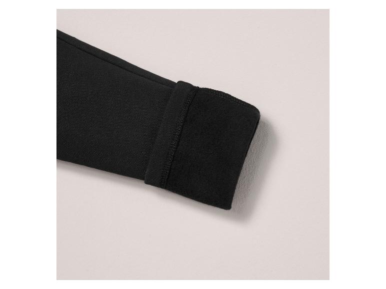 Schwarze Hose mit Fleece-Futter.