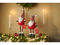 Zwei Weihnachtswichtel halten „Merry Christmas“-Sterne, mit Kerzen und Girlande.