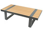 Ein Garten-Couchtisch aus Holz mit Metallgestell.