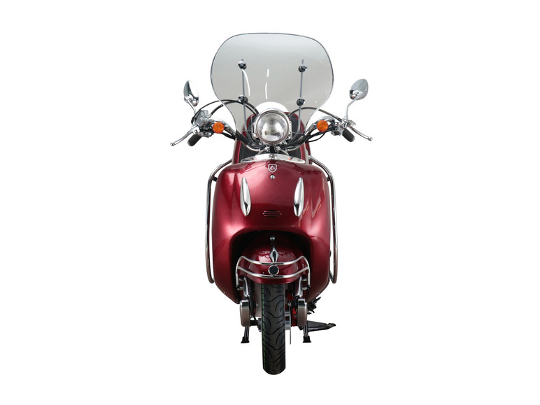 Ein roter Roller mit Windschutzscheibe.