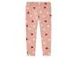 Rosa Jogginghose mit weißem und rotem Herzchenmuster.