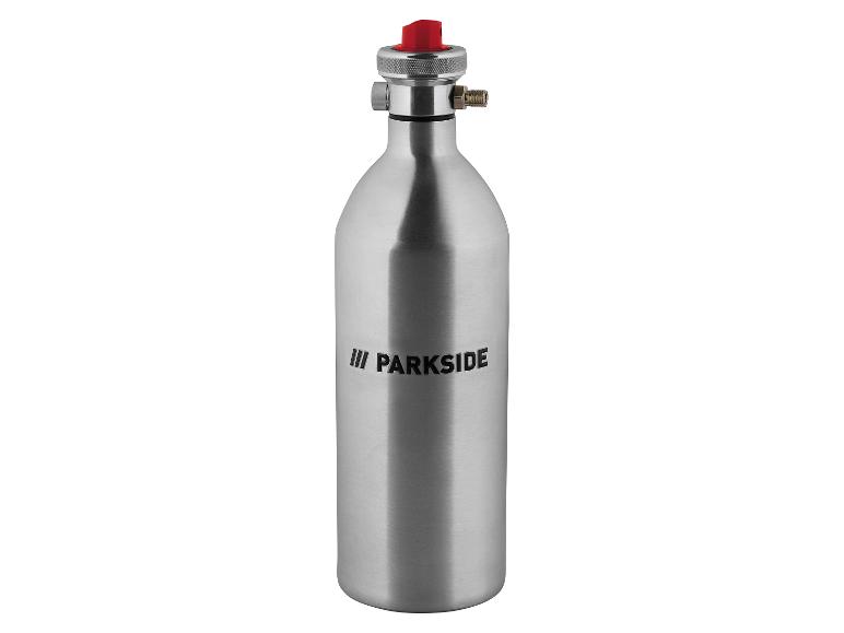 Silberne Flasche mit rotem Verschluss und schwarzer Schrift auf weißem Hintergrund.