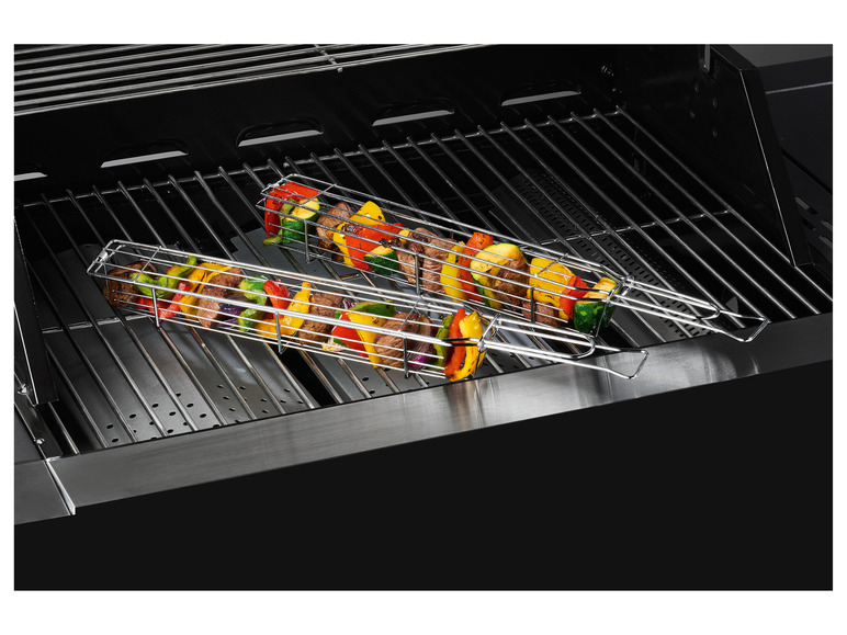 Zwei Spieße mit Fleisch und Gemüse auf einem Grill.