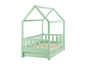 Ein hellgrünes Kinderbett mit einem hausförmigen Rahmen und Aufbewahrungsschubladen.