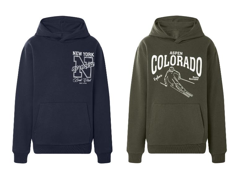 Kinder-Hoodies: ein marineblauer mit „New York“ und ein olivgrüner mit „Colorado“ und Skifahrer.