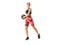 Frau in roten Trainingshorts und schwarzem Sport-BH trainiert mit einem Medizinball.