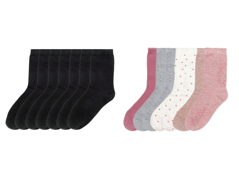 Schwarze Socken und farbige Socken mit Punkten