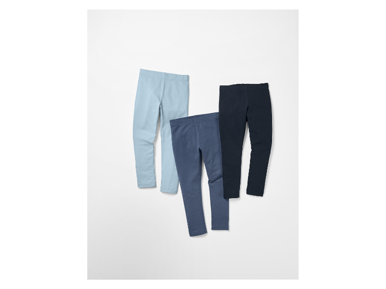 Drei Paar Kinderleggings in hellblau, dunkelblau und schwarz.
