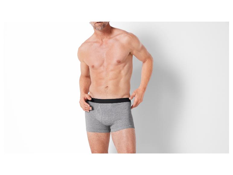 Mann in grauen Boxershorts.