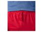 Blaues T-Shirt und rote Shorts mit Kordelzug