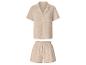 Beiges Kurzarmhemd und passende Shorts, aus gekrepptem Stoff.