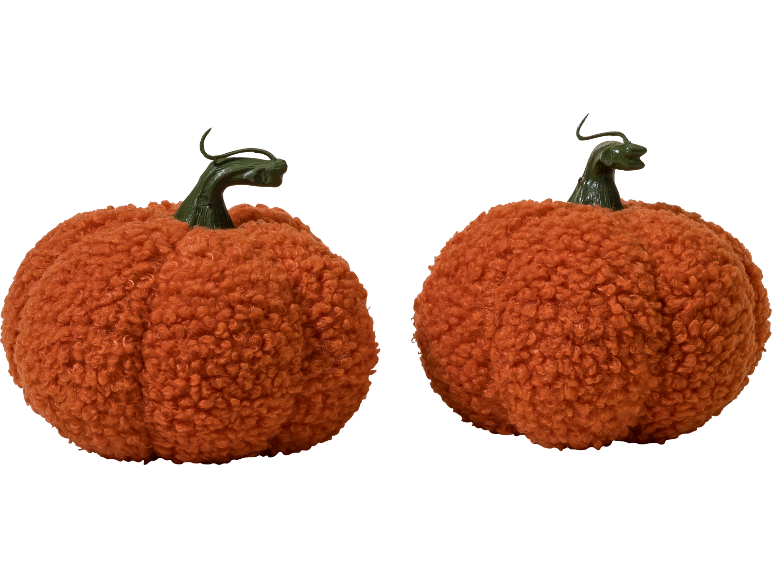 Zwei orangefarbene Fleece-Kürbisse mit grünen Stielen auf schwarzem Hintergrund.