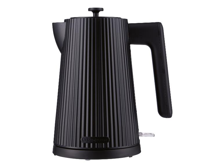 Schwarzer SilverCrest Wasserkocher mit geriffeltem Design.