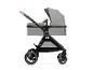 Grauer Kinderwagen mit Babywanne und braunem Griff, Seitenansicht.
