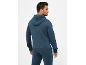 Mann in blauem Kapuzenpullover und Jogginghose, Rückansicht.