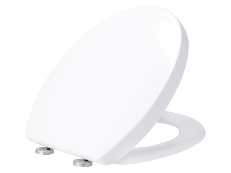 Weißer Toilettensitz mit Metallscharnieren auf weißem Hintergrund