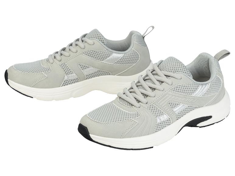 Zwei graue Sportschuhe mit Mesh-Details und weißen Sohlen